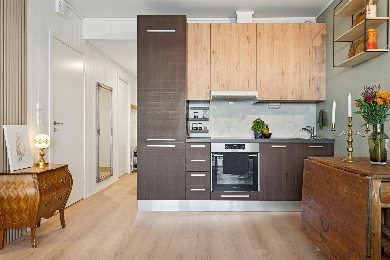 Stilren kjøkkeninnredning med folierte skrog, slette fronter og laminert benkeplate. Galleribilde