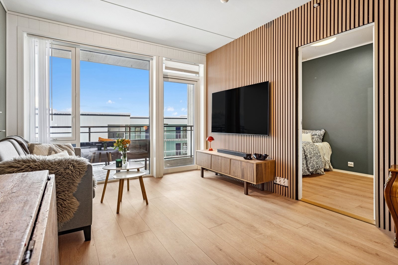 Leiligheten har en lys og fin stue med utgang til balkong. Galleribilde