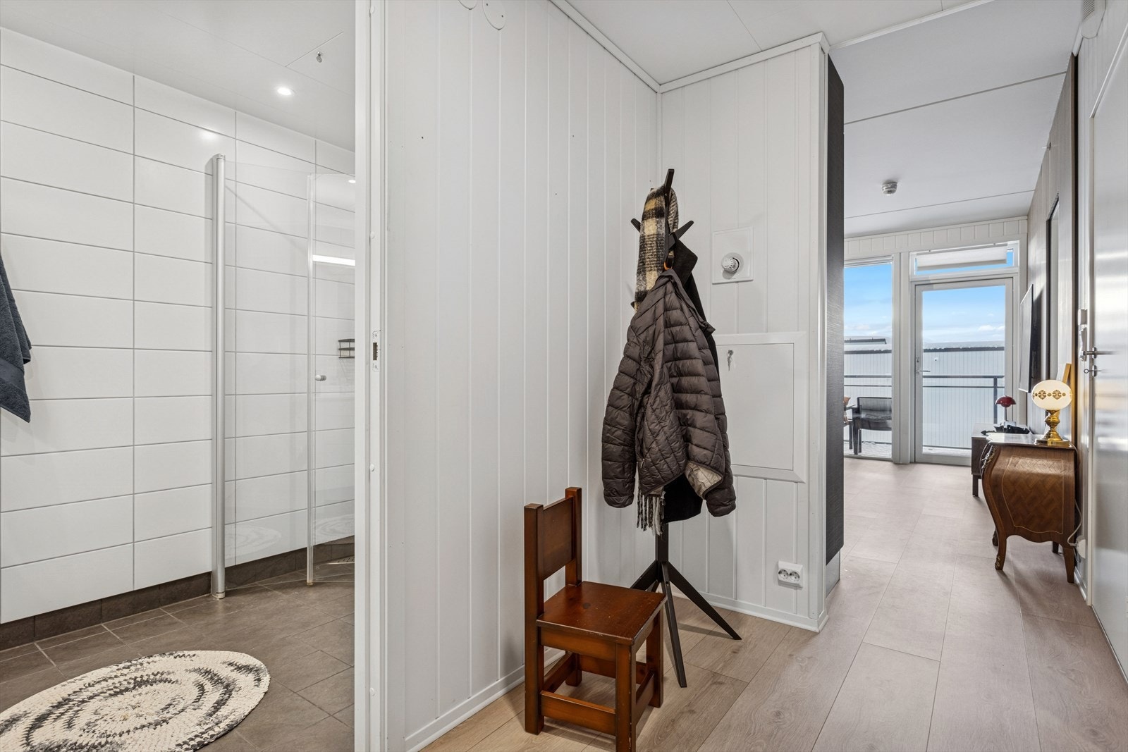 Her er det god plass til knaggrekke og en garderobeløsning. Galleribilde