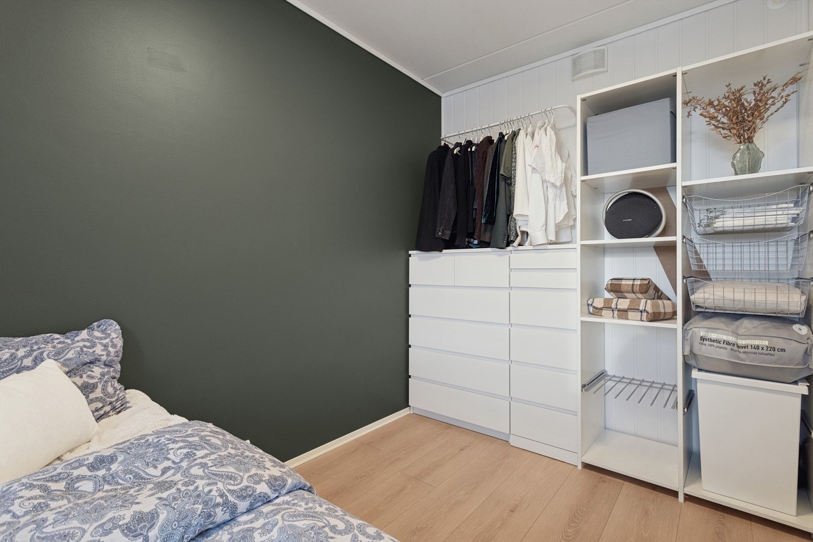 Romslig garderobeløsning på soverommet. Galleribilde