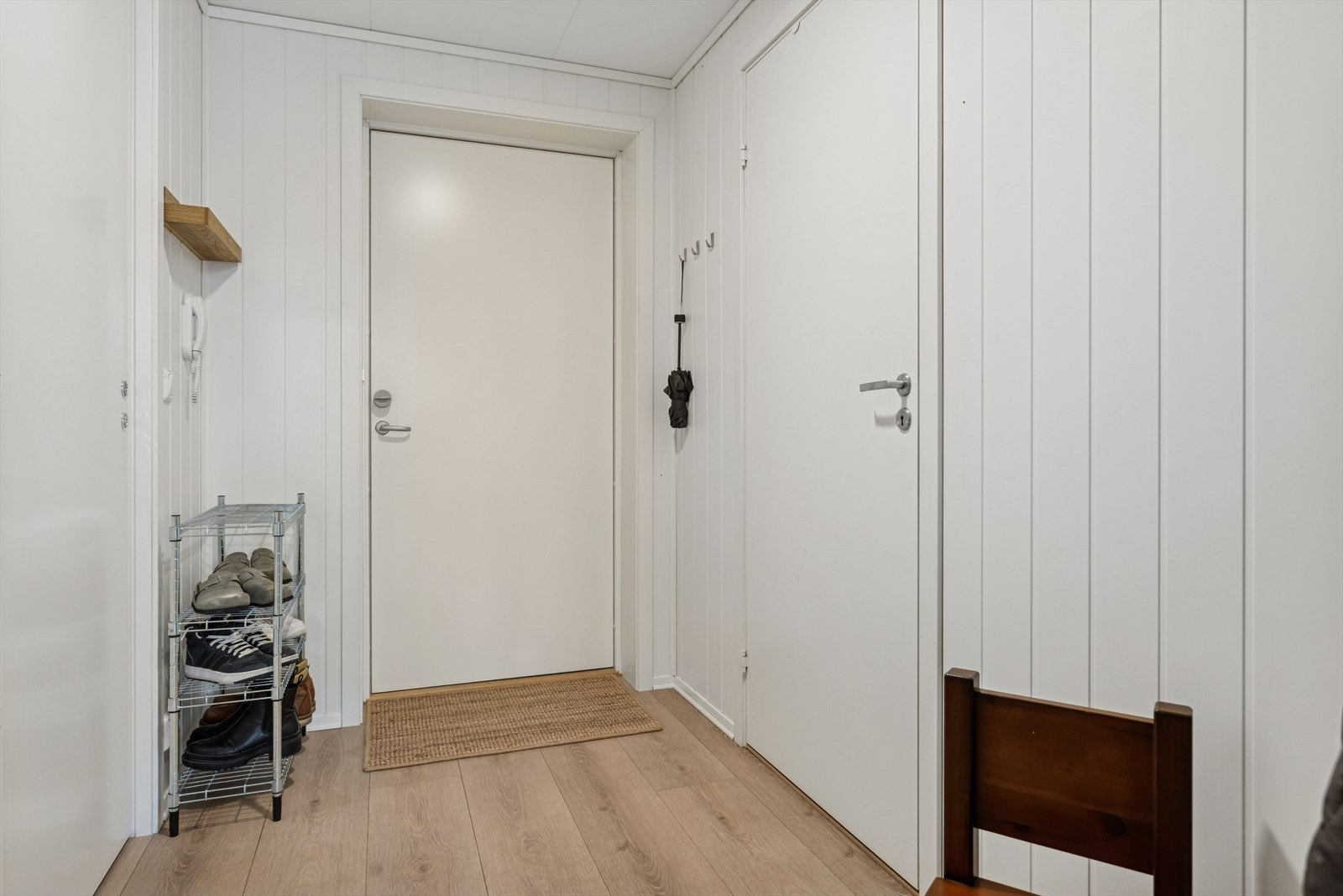 Leiligheten har en lysmalt entré på 4,6m². Galleribilde