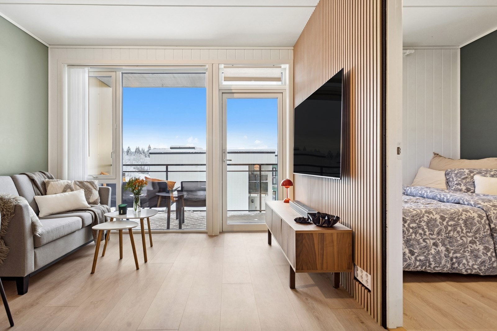 Vindusflatene og balkongdøren strekker seg over hele den ene veggen og slipper inn godt med naturlig lys. Galleribilde