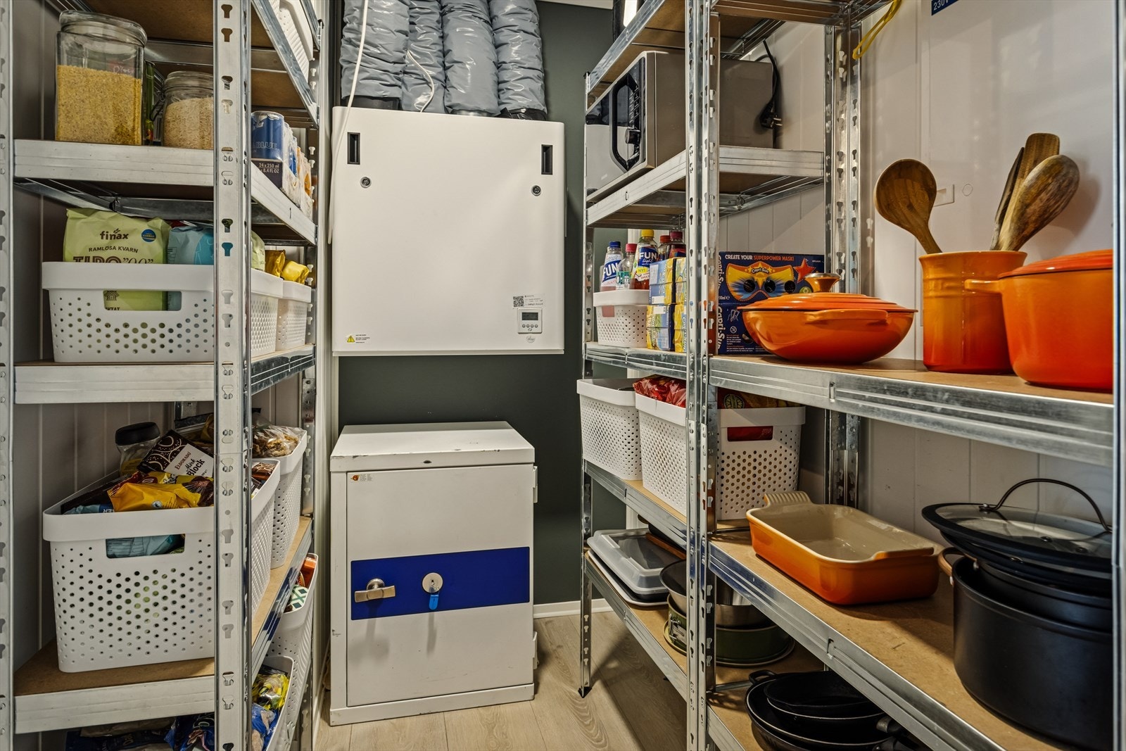 Praktisk innvendig bod ved kjøkken. Galleribilde