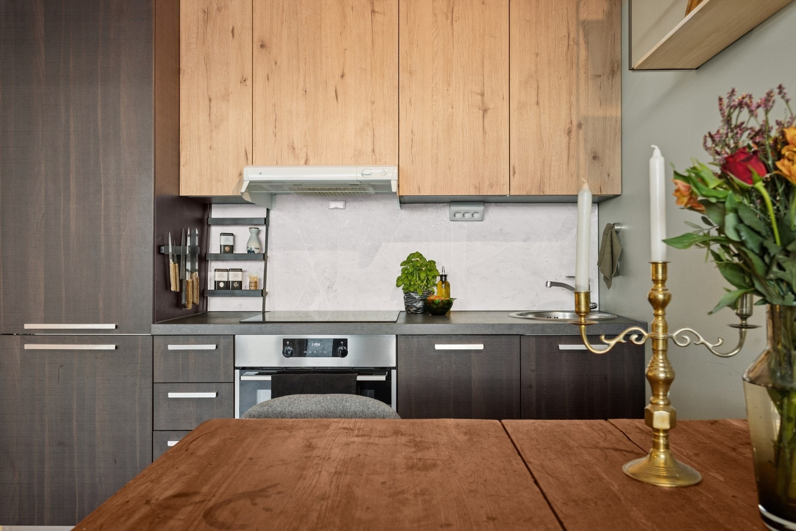 Pene plater på vegg over benkeplaten. Galleribilde