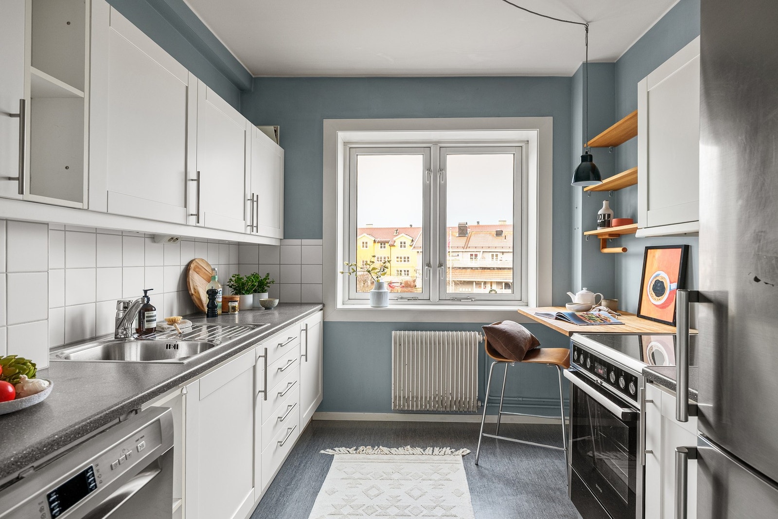 Kjøkkenet er lyst og romslig med gode arbeidsflater, her blir matlagingen en hyggelig opplevelse! Galleribilde