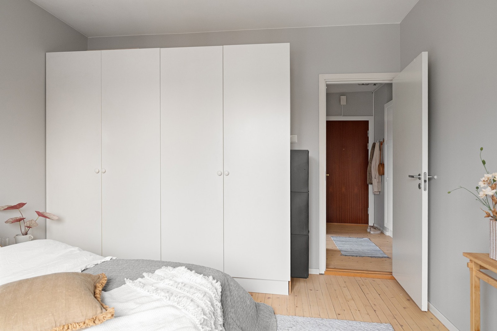 Det er rikelig med oppbevaringsplass i garderobeskapet. Galleribilde