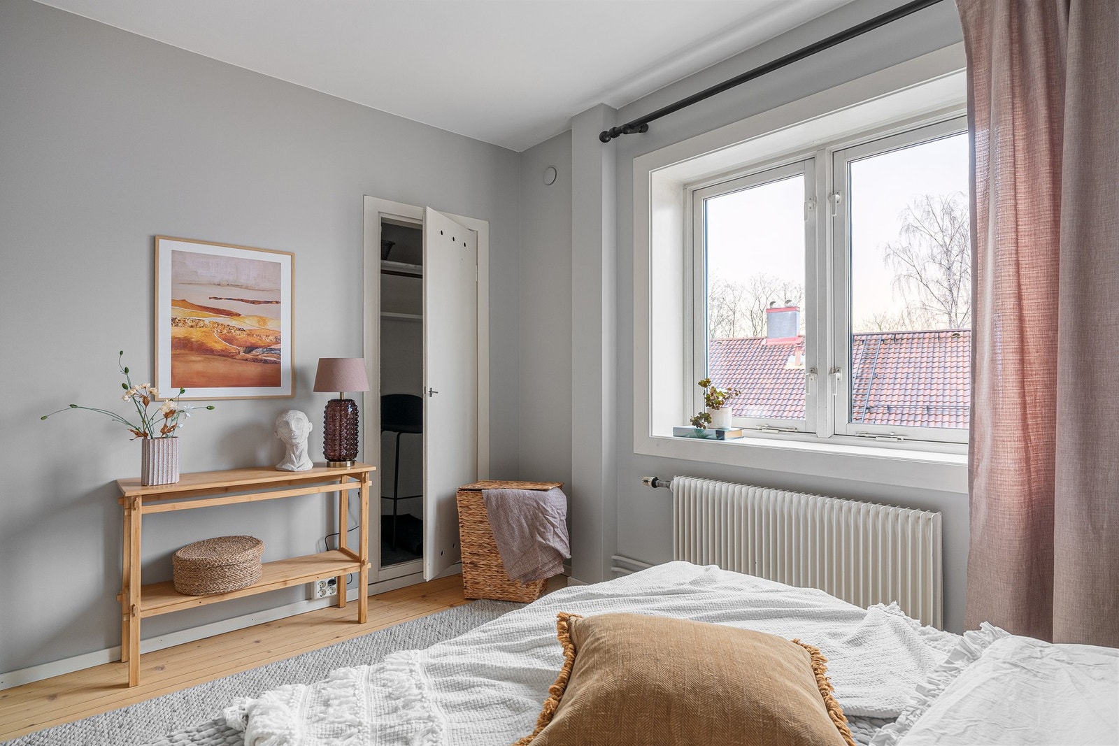 Det er også ekstra oppbevaringsplass i innebygget garderobeskap. Galleribilde