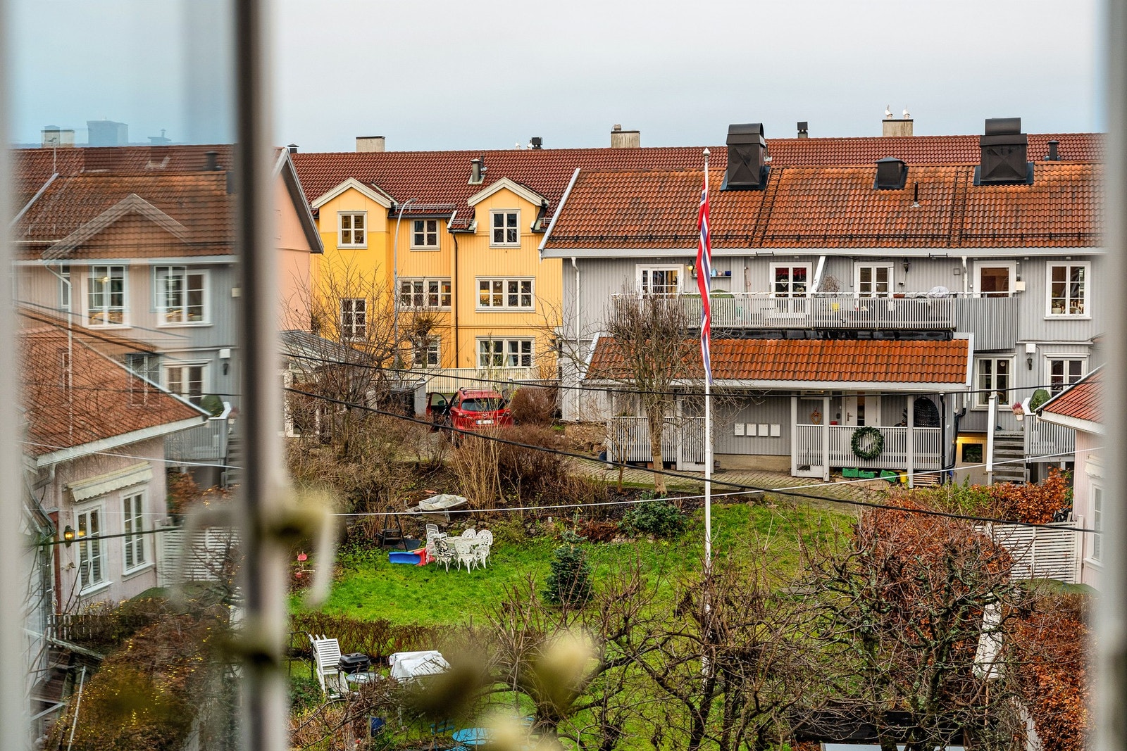 Fra kjøkkenvinduet er det utsyn over den koselige småhusbebyggelsen på Kampen. Galleribilde