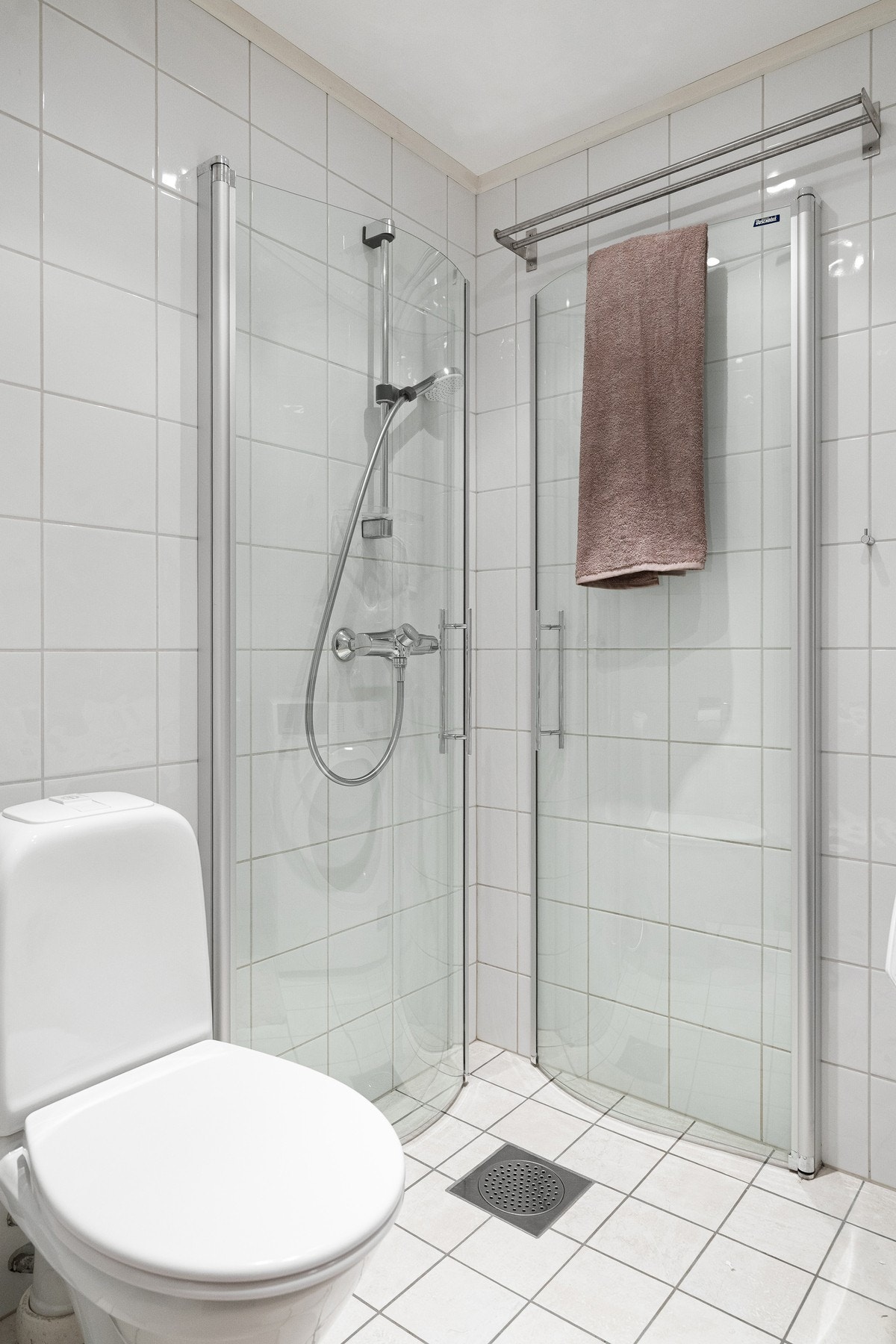 Praktiske innfellbare dusjdører gir god plassutnyttelse av badet. Galleribilde