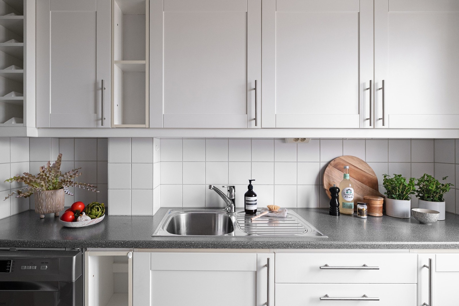 Rikelig med skap og benkeplass gir god oversikt og funksjonalitet for både hverdagsmat og større måltider. Galleribilde