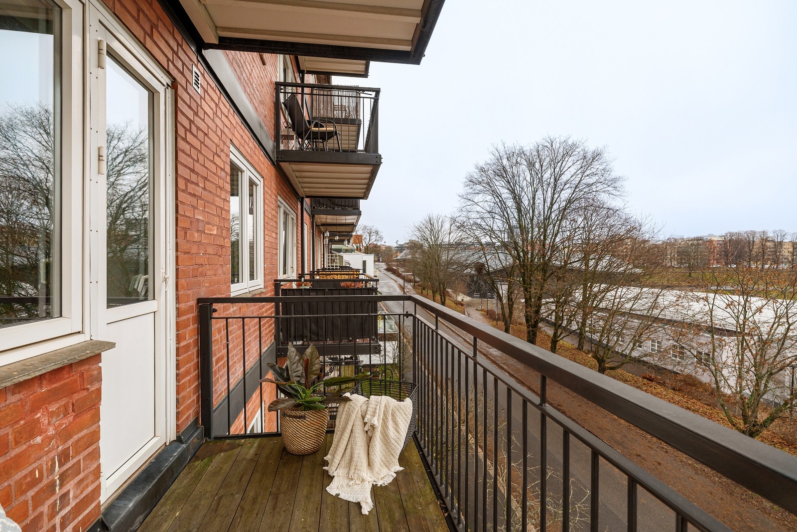 Balkongen på ca. 4 kvm gir plass til utemøbler og planter, perfekt for å skape en personlig og koselig uteplass. Galleribilde