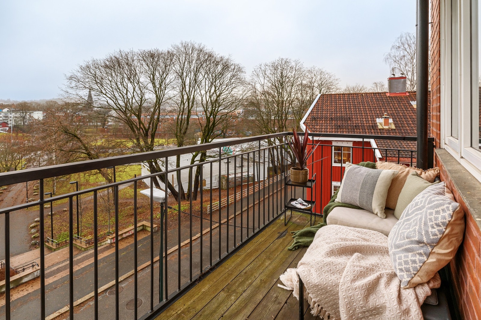 Her vil du bo rolig og tilbaketrukket, men med byliv, kafeer og hverdagens bekvemmeligheter rett i nærheten. Galleribilde