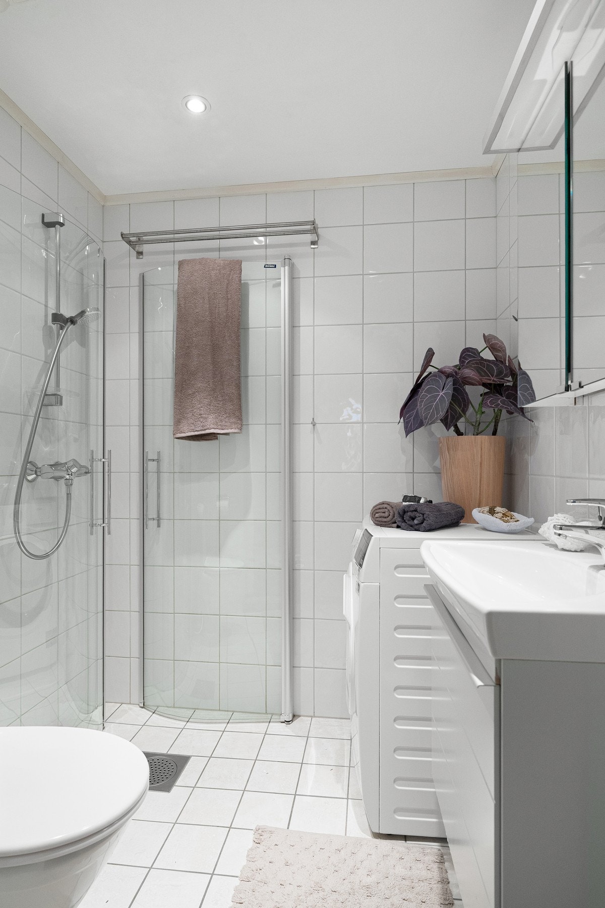 Lyst og pent flislagt bad med gulvvarme. Badet ble pusset opp i 2008. Galleribilde