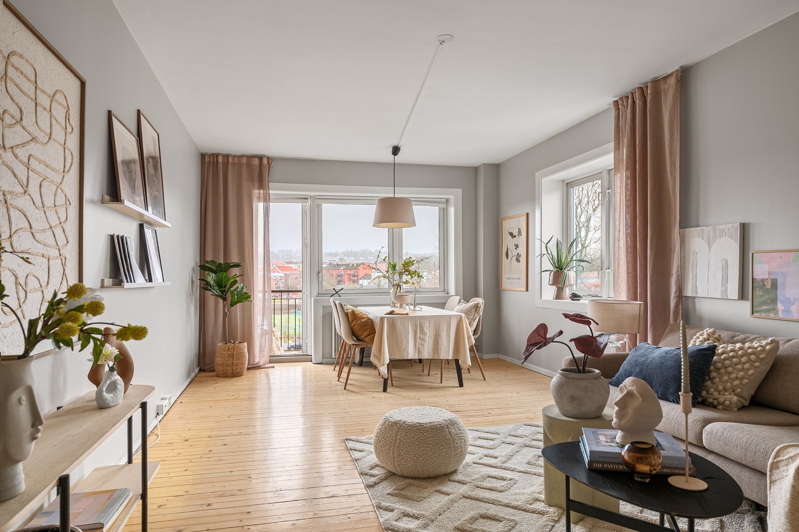 Lys og luftig stue med gjennomtenkt planløsning som gjør det enkelt å møblere etter egne behov. Galleribilde