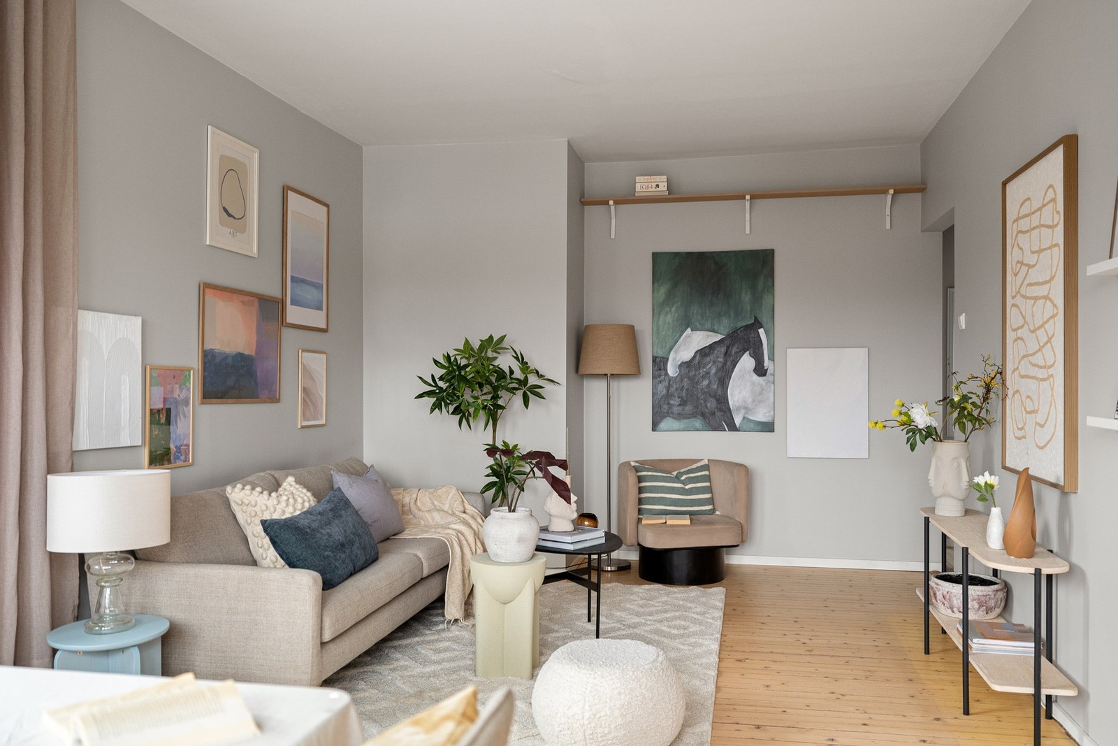 På gulv er det lekre originale tregulv. Galleribilde