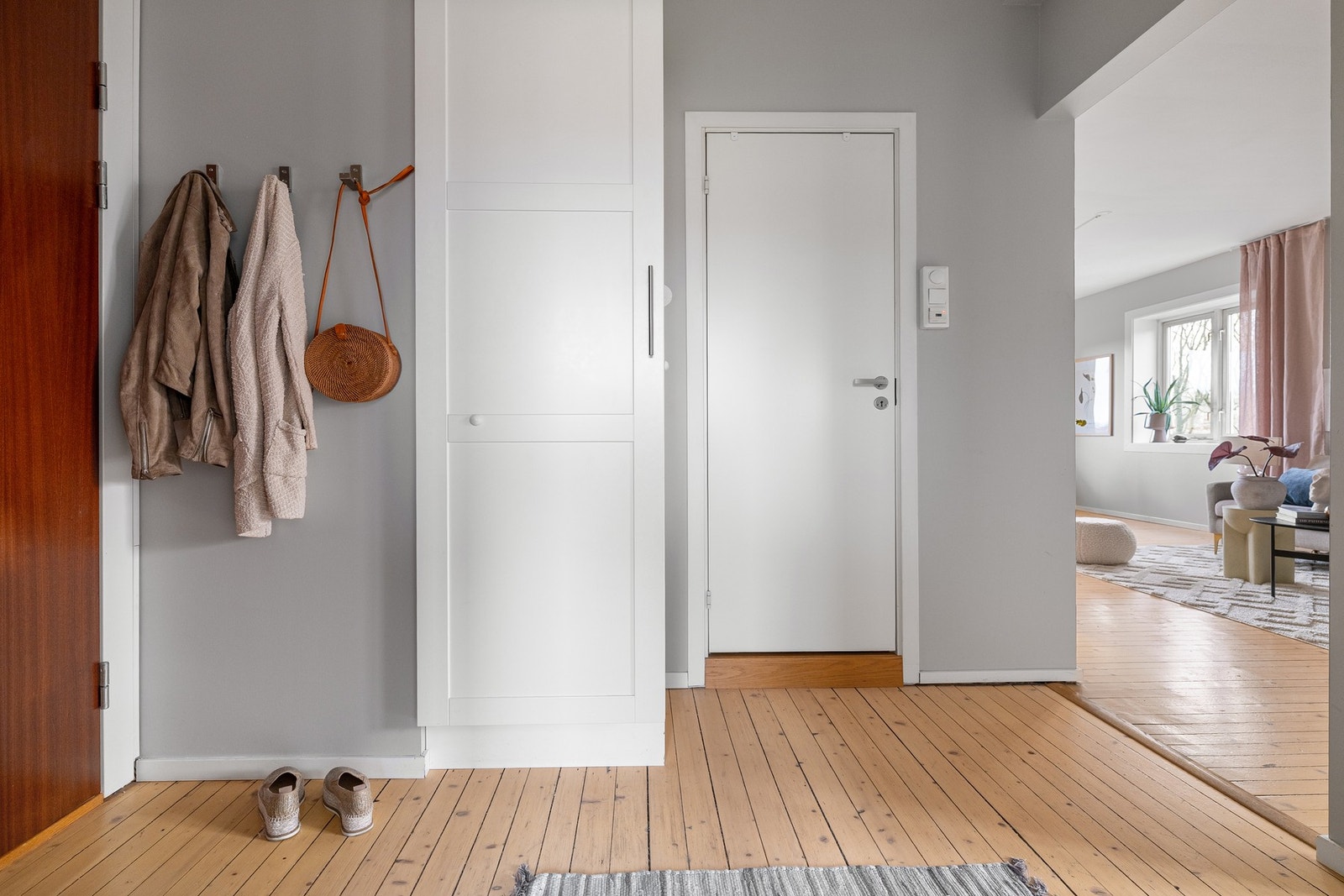 Lys og innbydende entré med plass for å henge fra seg yttertøy. Galleribilde