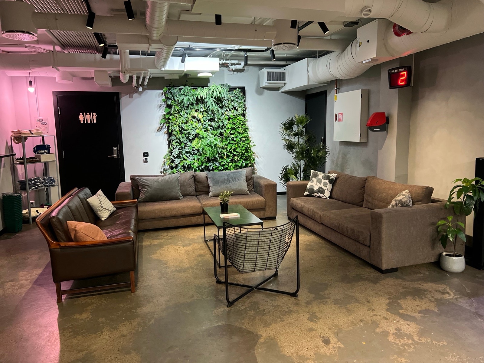 Servicetorget med boligkontor (hvis du trenger hjelp), postkasser, sittegrupper og vaskeri Galleribilde