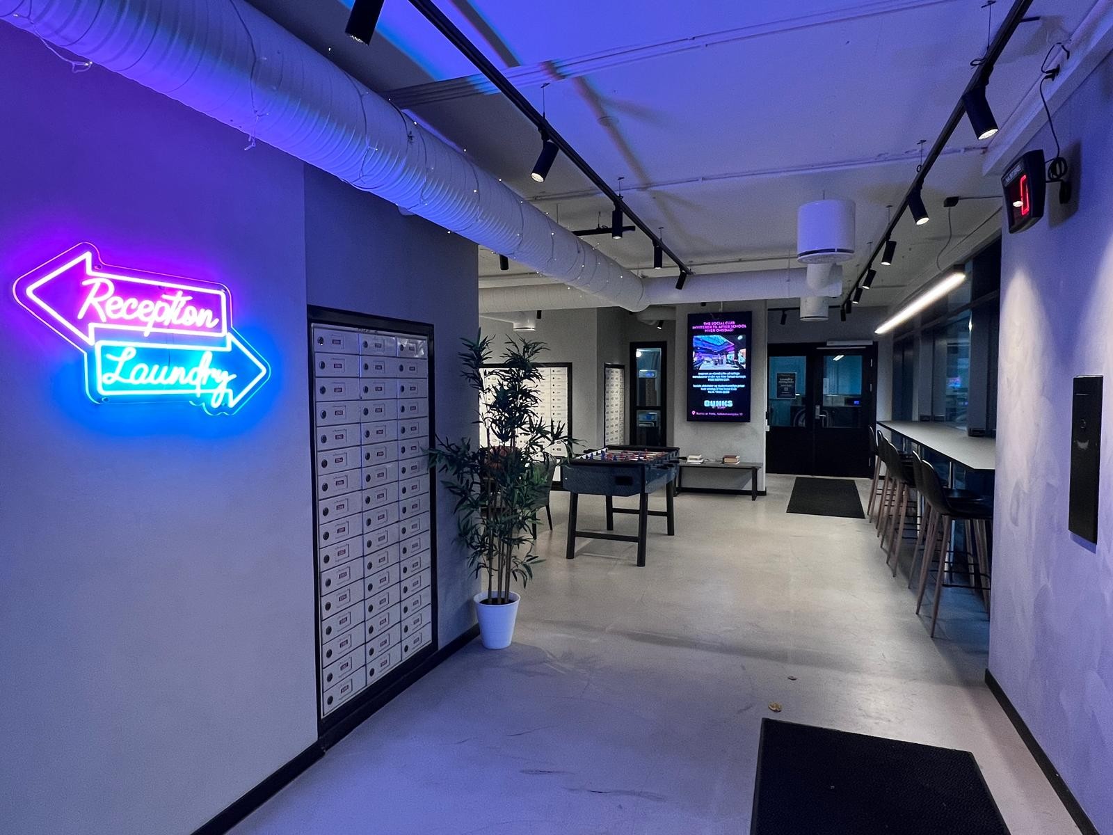 Servicetorget med boligkontor (hvis du trenger hjelp), postkasser, sittegrupper og vaskeri Galleribilde