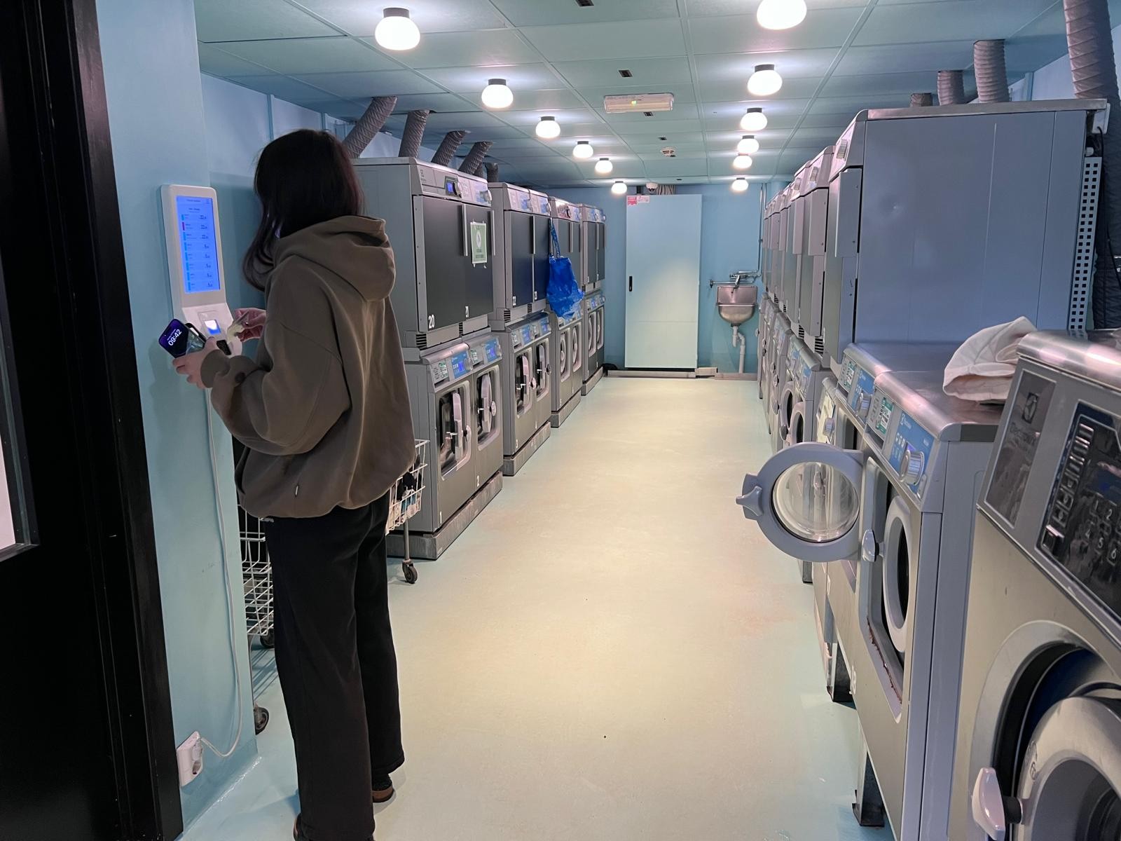 Servicetorget med boligkontor (hvis du trenger hjelp), postkasser, sittegrupper og vaskeri Galleribilde