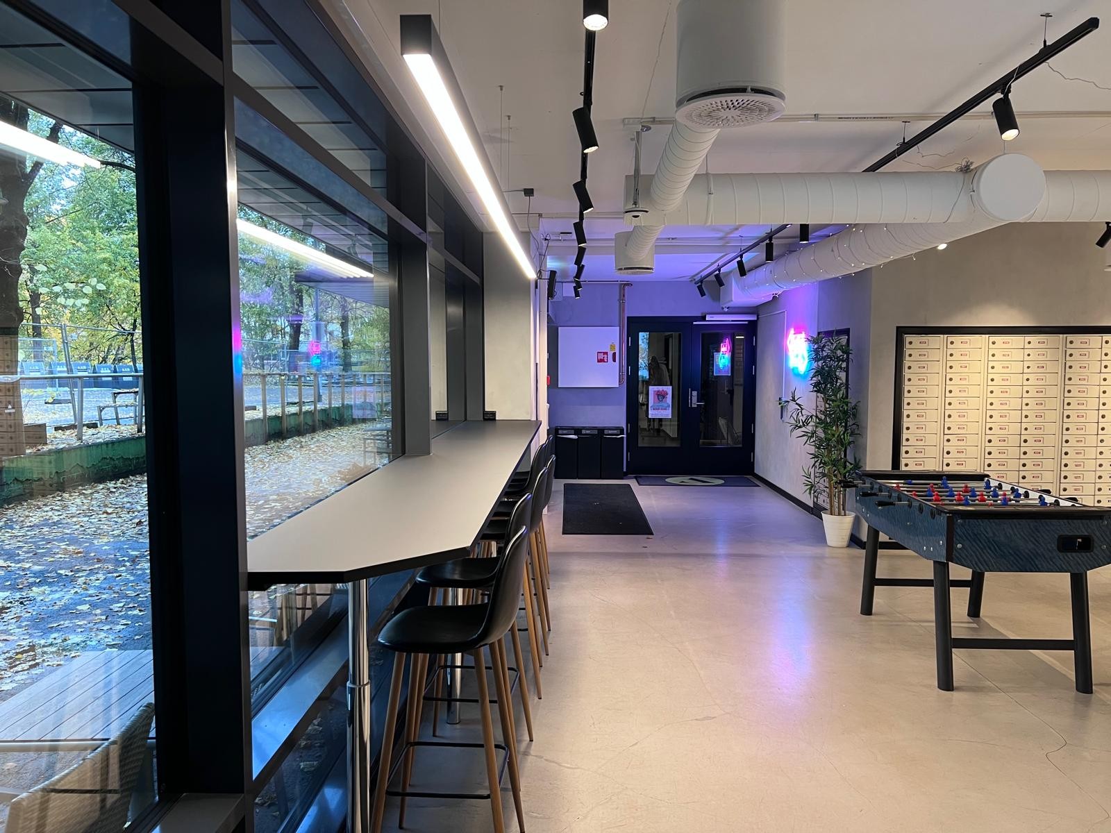 Servicetorget med boligkontor (hvis du trenger hjelp), postkasser, sittegrupper og vaskeri Galleribilde