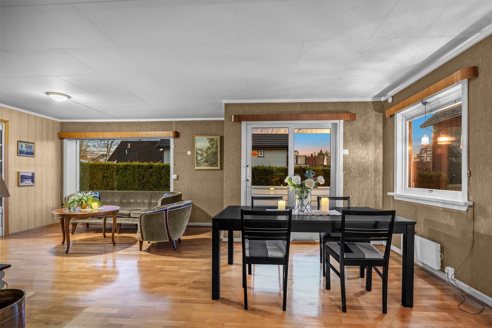 Lys og romslig stue med tilhørende spisestue - perfekt for både avslapning og sosiale sammenkomster. Galleribilde