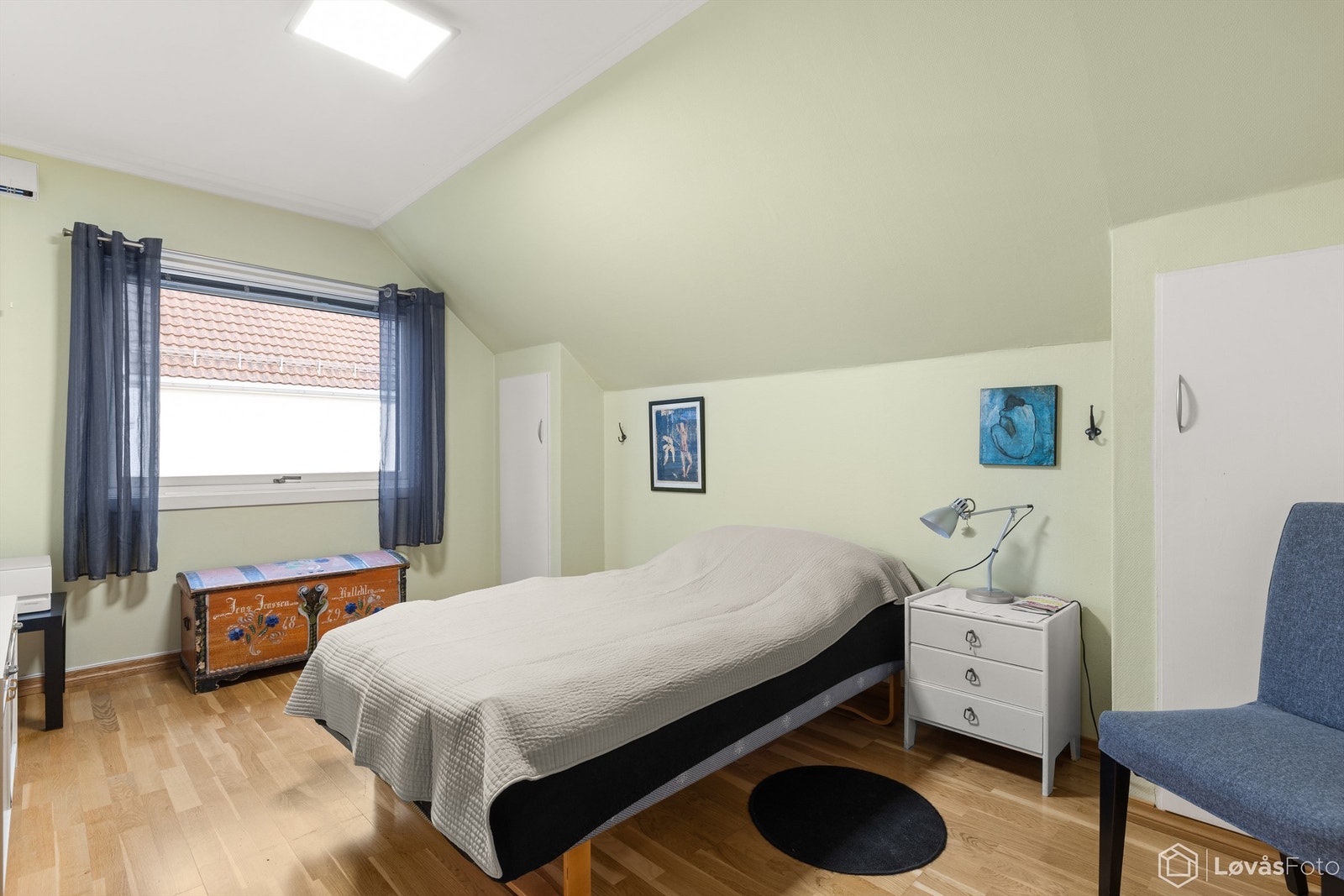 Romslig soverom med rikelig garderobeplass, samt lagring i kneloft. Rommet vender mot øst og har god plass til dobbeltseng, samt øvrig møblement. Galleribilde