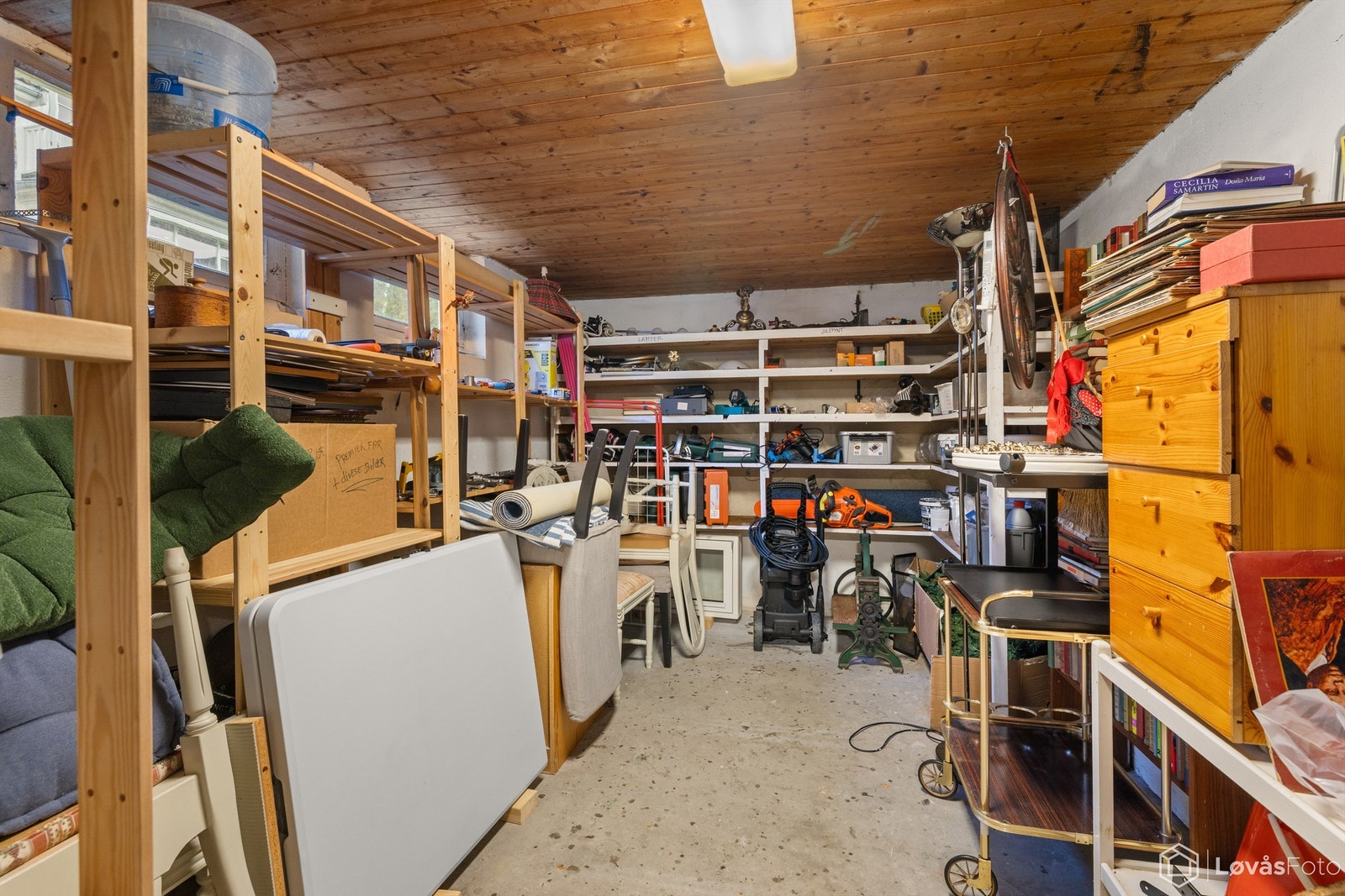 En av tre boder i kjelleren. Galleribilde