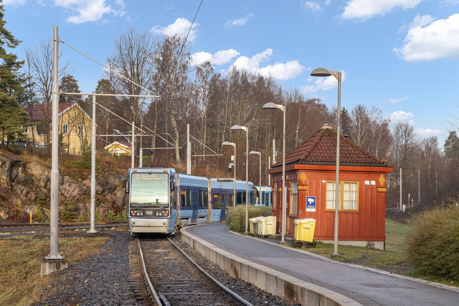 Få minutters gange til offentlig kommunikasjon. Trikk ved Ljabru og bussholdeplass ved Matkroken. Galleribilde