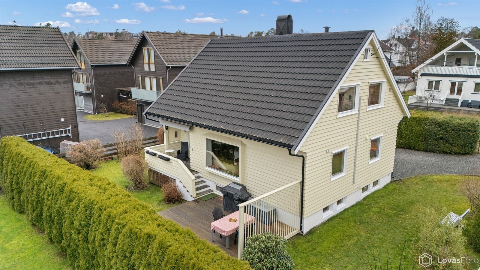 Boligen har en gjennomtenkt, familievennlig planløsning fordelt over tre etasjer, med romslige oppholdsarealer og fleksible løsninger som kan tilpasses ulike behov. Galleribilde