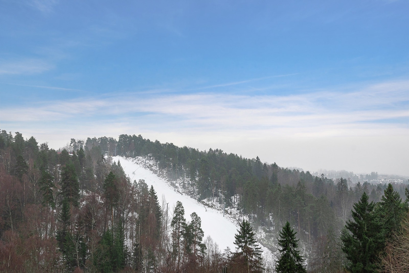 Kort vei til bydelens lokale slalåmbakke, Sloreåsen. Et populært tilbud for barn og unge i bydelen. Galleribilde