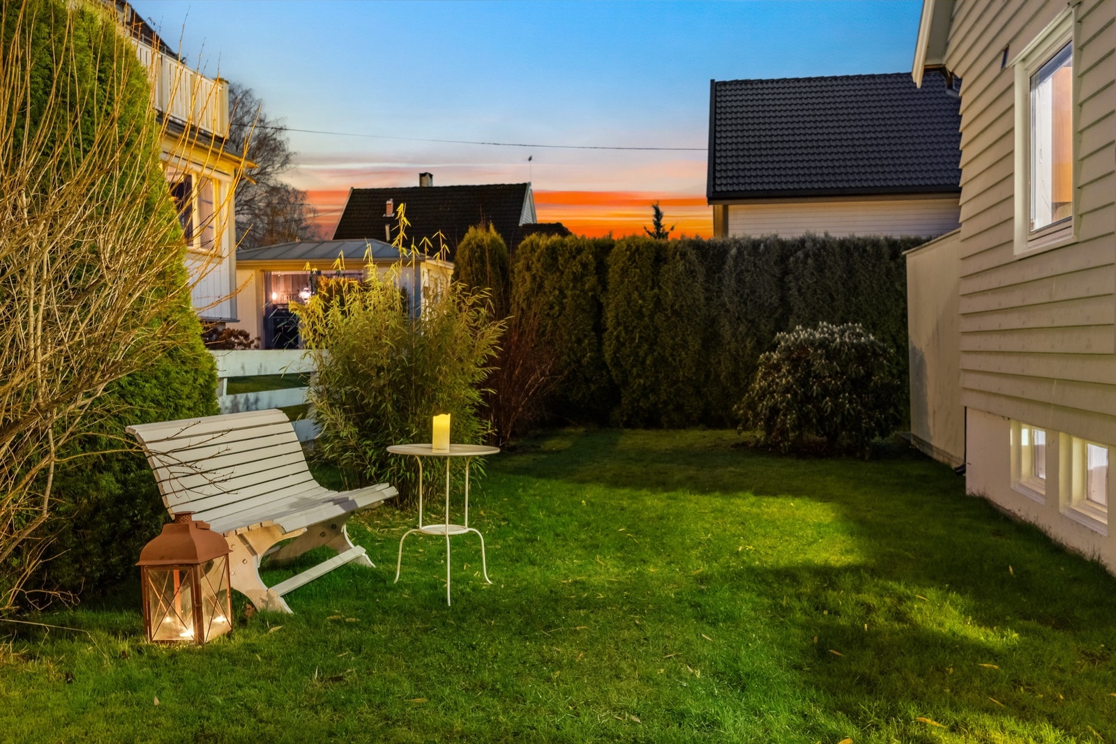Uteområdet er pent opparbeidet med gressplen, platting og diverse beplantning. Galleribilde