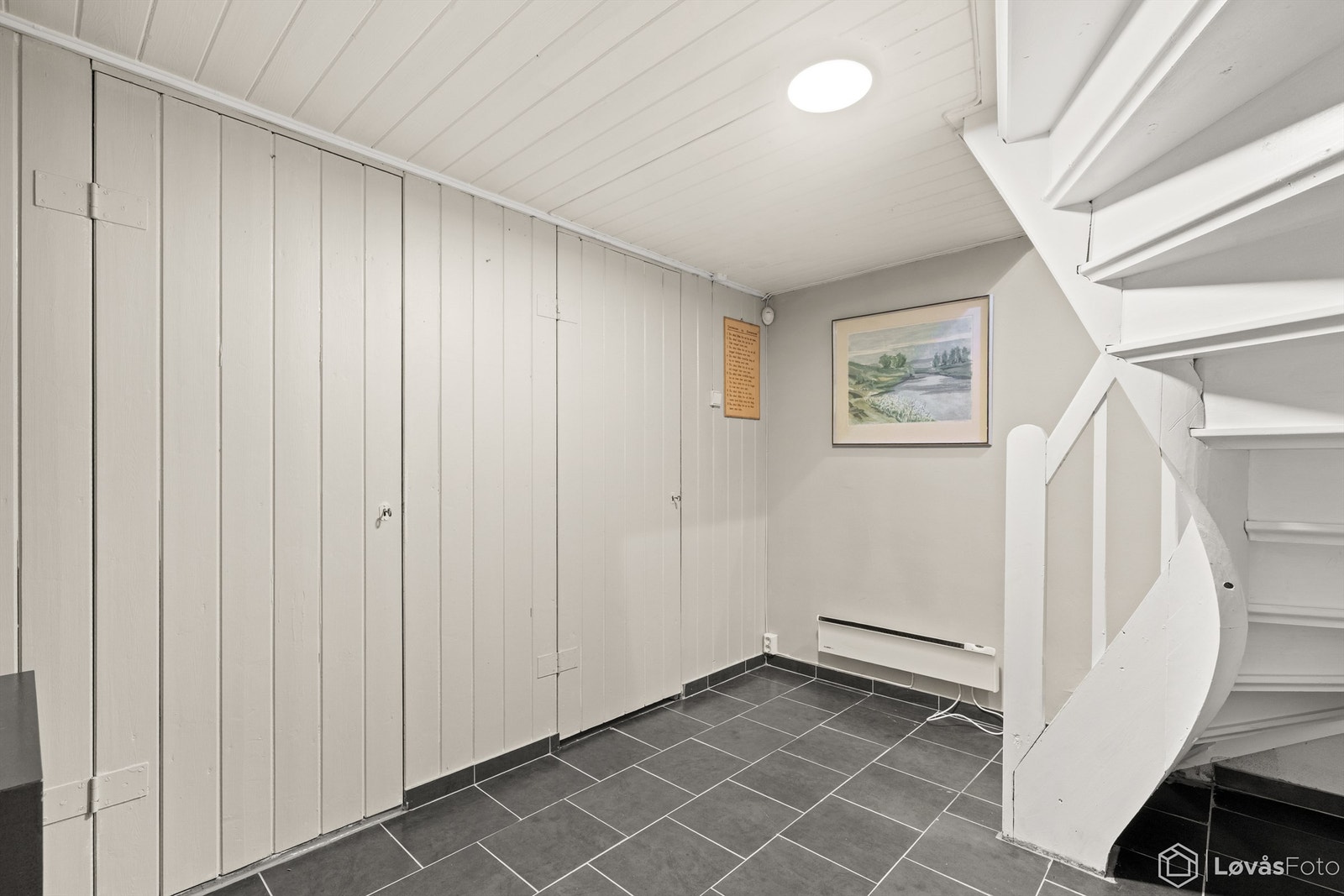 Kjelleren rommer gang, kjellerstue (ikke godkjent til varig opphold), vaskerom og tre boder. Galleribilde