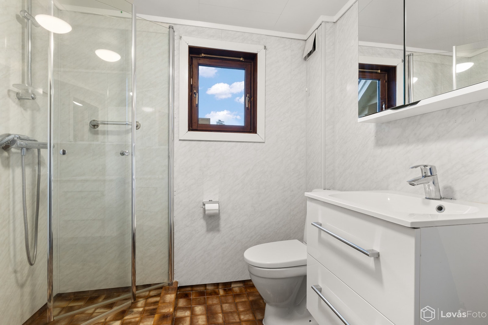 Bad i 1. etasje har flislagt gulv med elektrisk gulvvarme og vegger med baderomsplater. Galleribilde