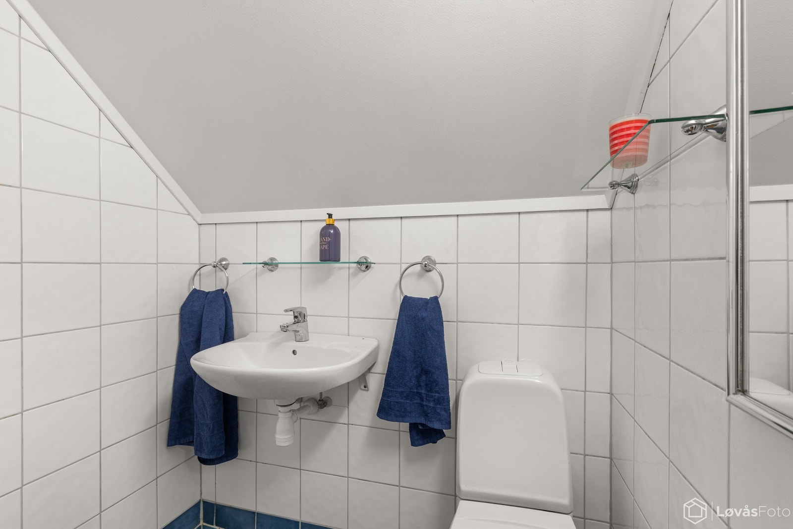 Baderom fra omkring 2000 med flislagt gulv med gulvvarme og flislagte vegger. Galleribilde