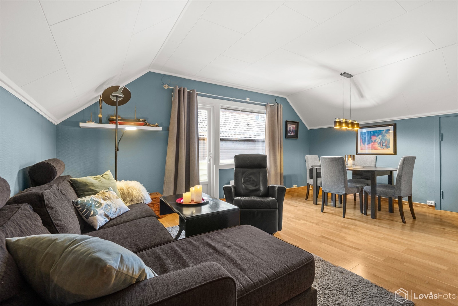 Romslig stue/soverom med peis og utgang til vestvendt balkong på ca. 4 kvm. Rommet har meget god størrelse og kan enkelt tilpasses ulike behov, enten som stue, soverom eller ved å dele av til to separate soverom. Galleribilde