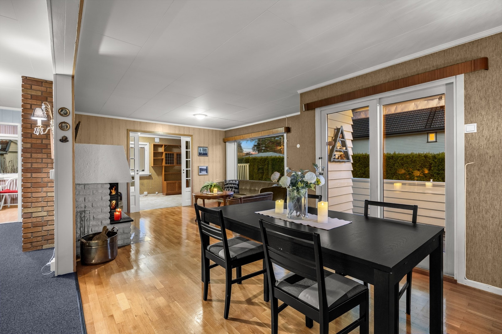 Rommet har store vindusflater som slipper inn rikelig med naturlig lys og skaper en luftig og behagelig atmosfære. Galleribilde