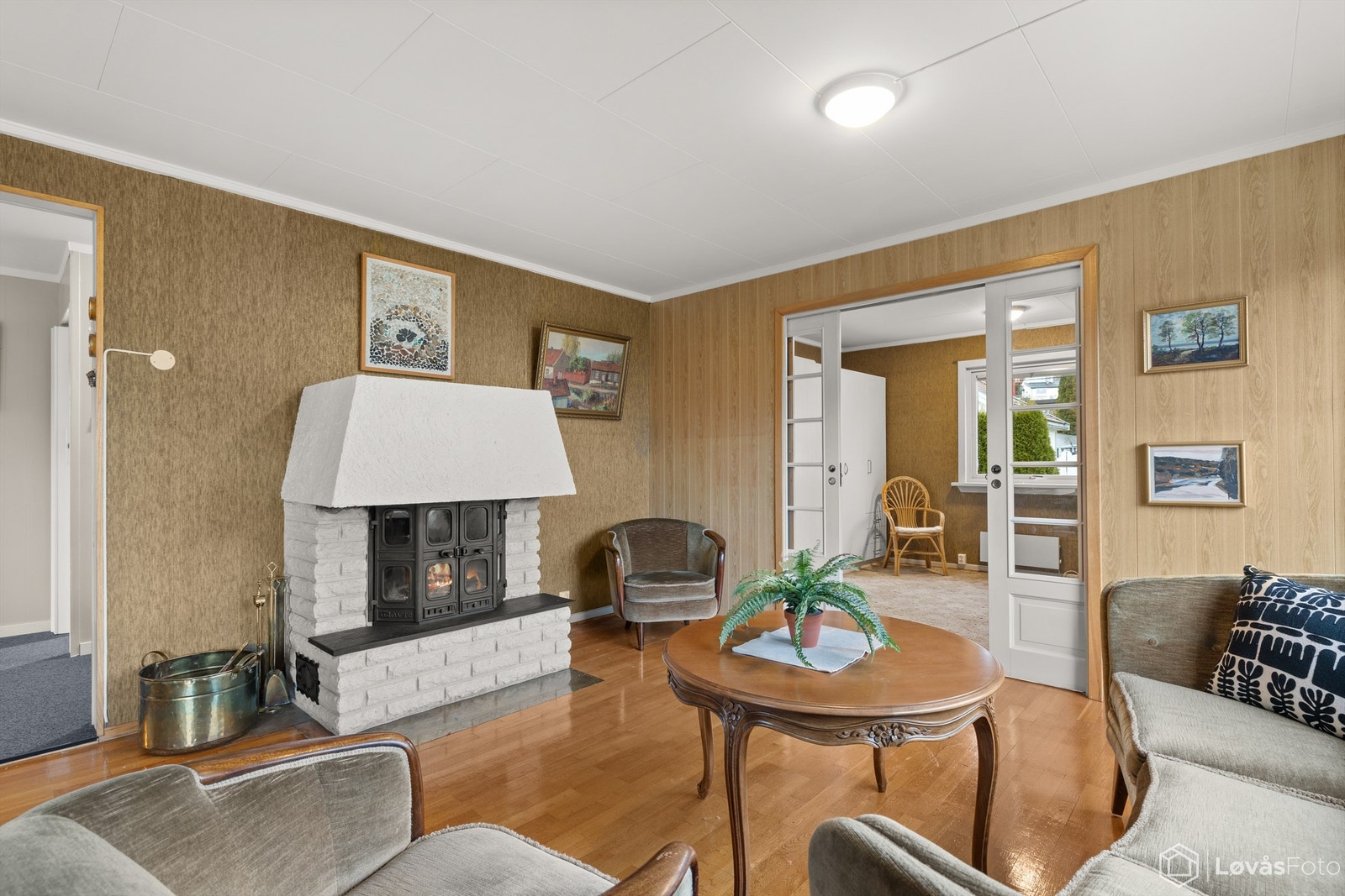 Peisen utgjør et naturlig midtpunkt og gir både varme og en koselig stemning på kjølige dager. Galleribilde