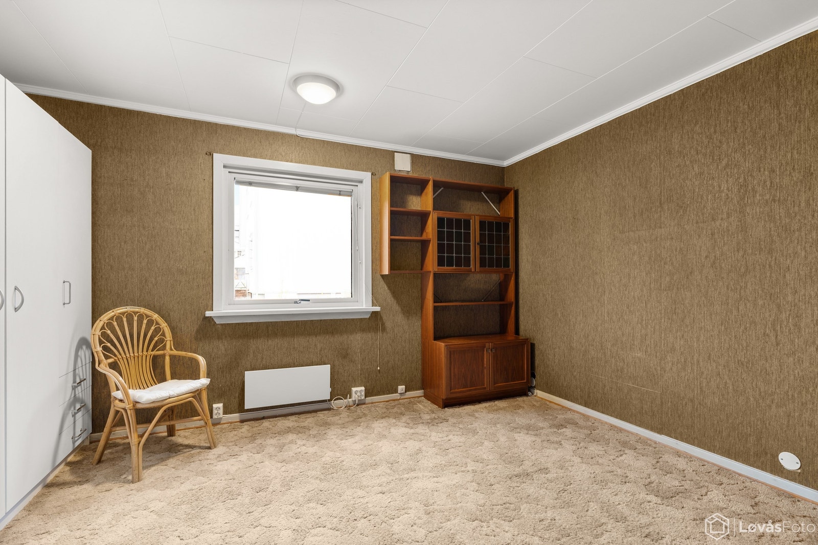 Innenfor stuen finner du ett av hjemmets soverom. Dette kan også fungere utmerket som spisestue/TV-stue. Galleribilde