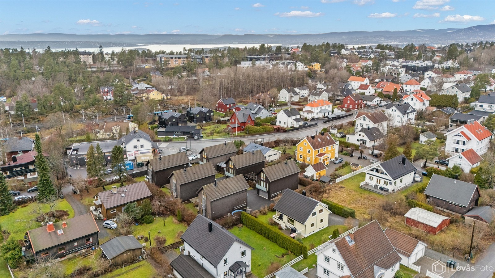 Østvollveien 3B er en romslig og innholdsrik bolig med fleksible løsninger, beliggende i et idyllisk og familievennlig område på Nordstrand. Her har du alle muligheter til å skape ditt drømmehjem! Galleribilde