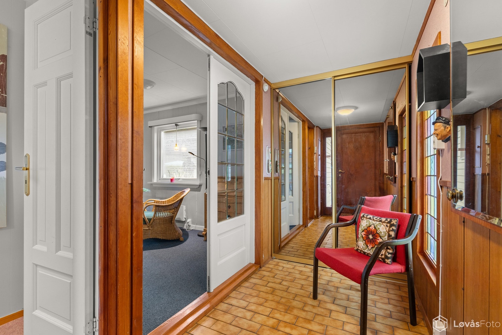 Inn fra det overbygde inngangspartiet kommer du inn i vindfanget med fliser og varme i gulv, utrustet med garderobeskap. Galleribilde