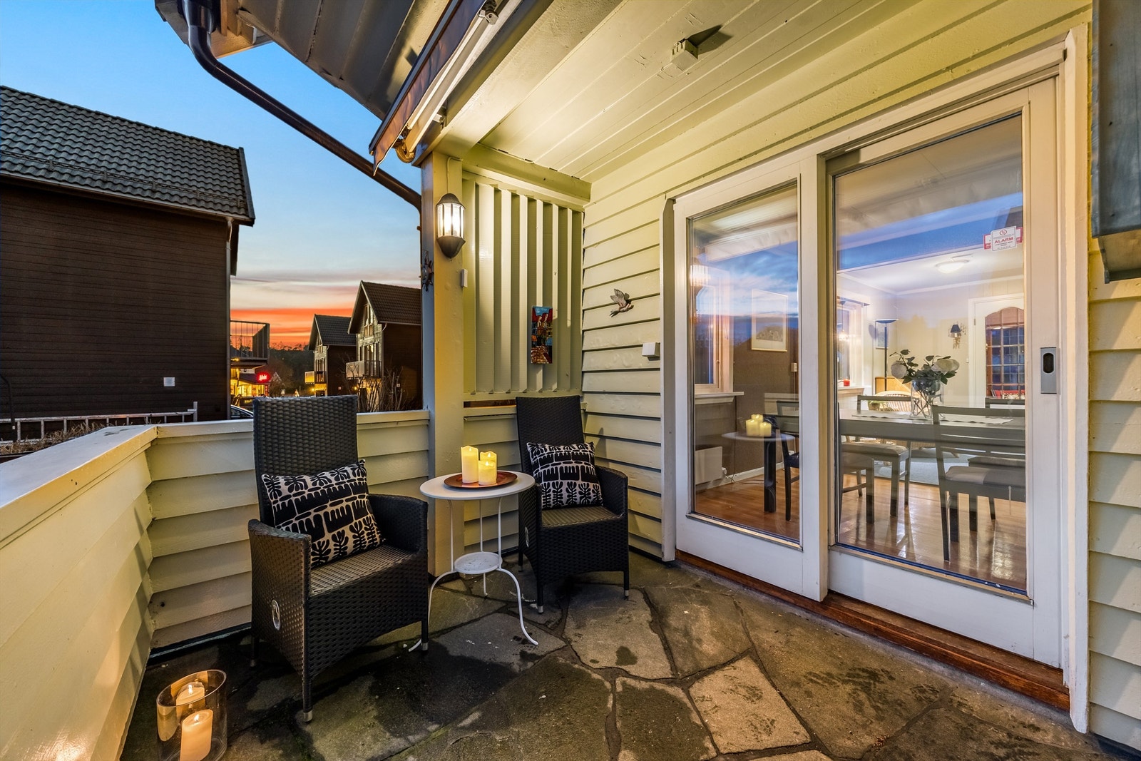 Det er direkte utgang til balkong på 7 kvm med videre adkomst til markterrasse på 25 kvm og hagen. Her kan du nyte sommermåltider og rolige stunder utendørs. Galleribilde