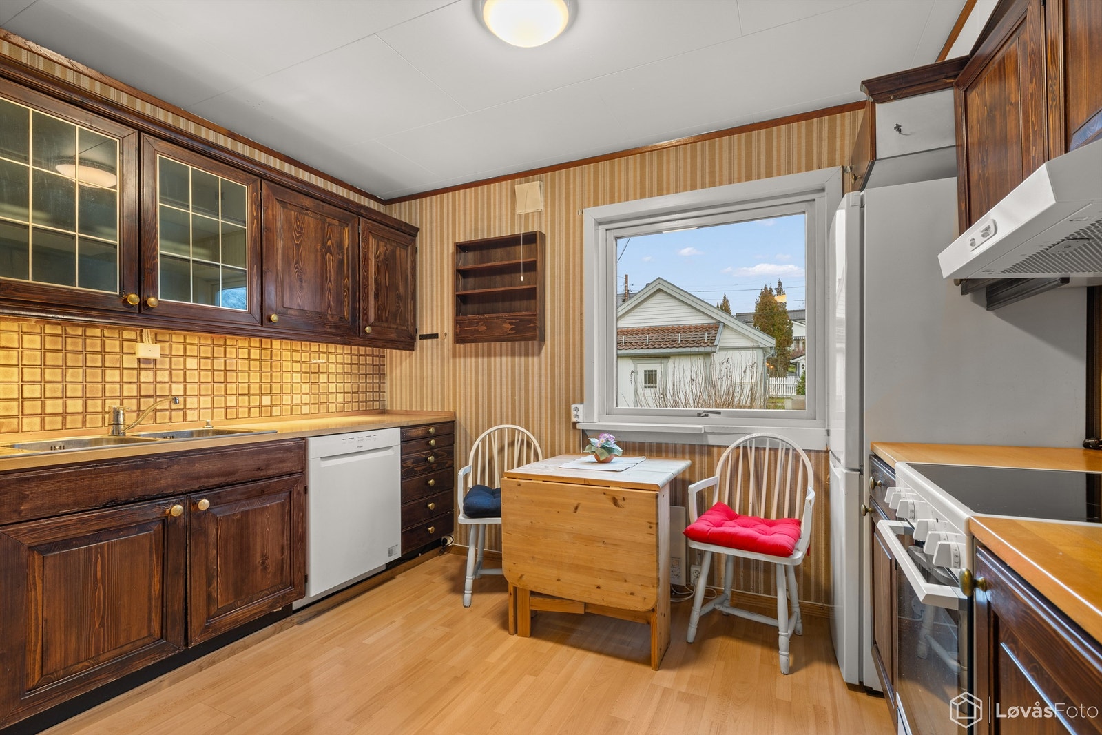 Kjøkkeninnredning med profilerte fronter og heltre benkeplater. Galleribilde