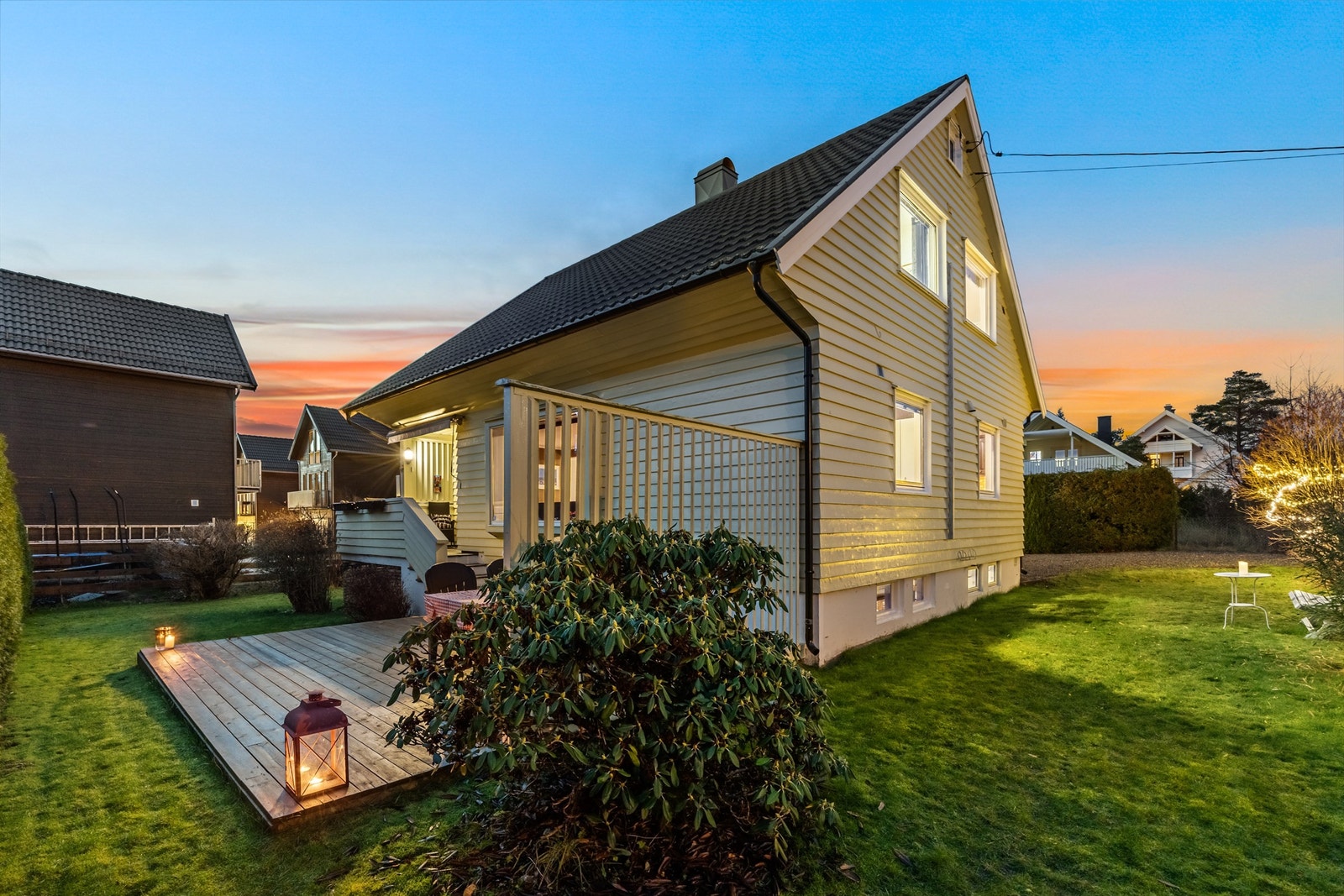 Eiet tomt på 505 kvm er opparbeidet med gressplen, busker og beplantning, og gir rikelig plass til lek og aktiviteter for både barn og voksne. Galleribilde