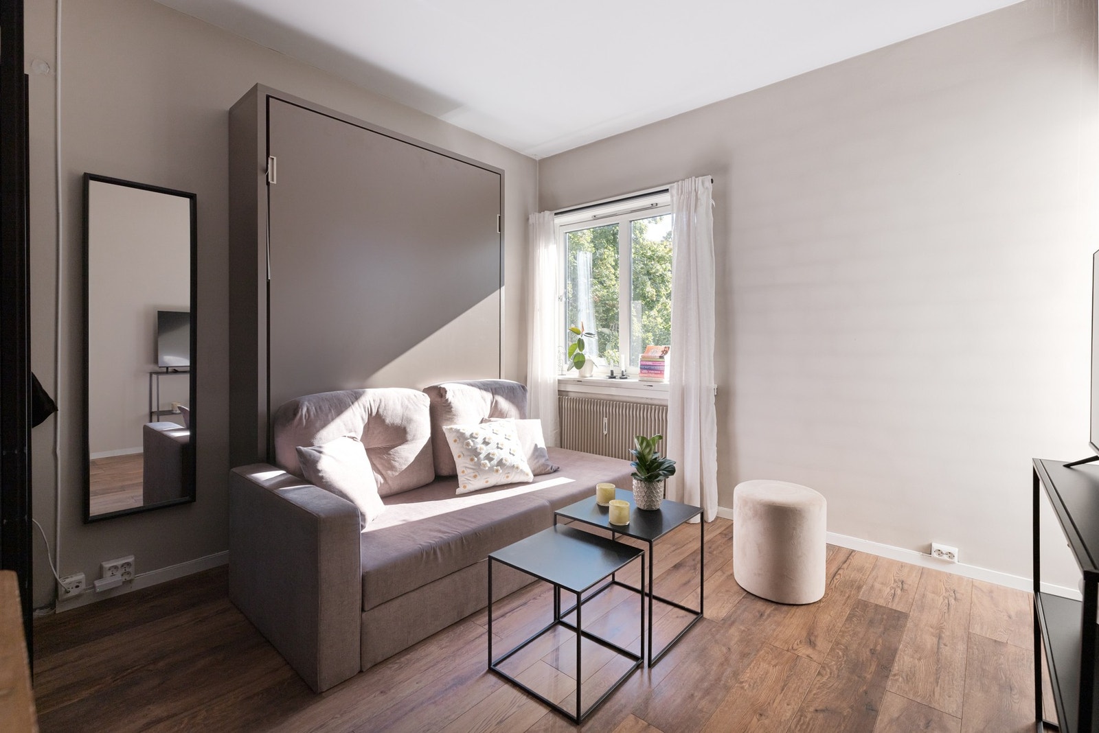 Studioleiligheten har en arealeffektiv planløsning med god takhøyde på ca. 2,7 m. En praktisk skapseng medfølger salget. Galleribilde