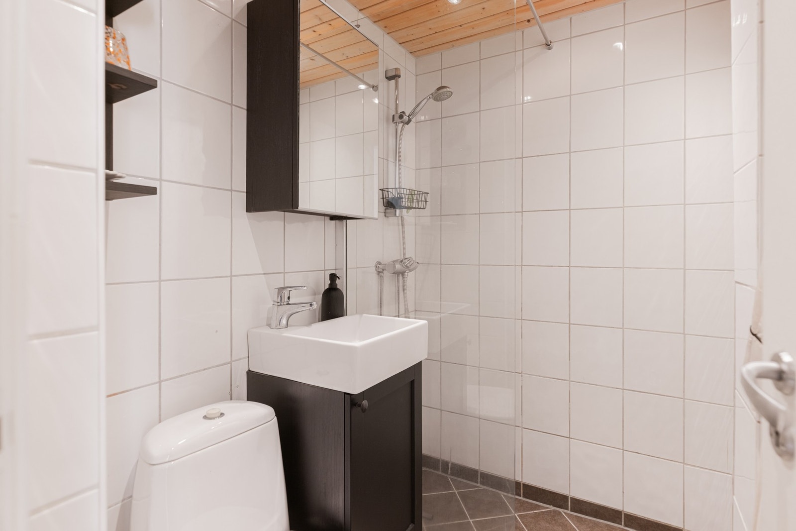 Flislagt bad med varmekabler i gulvet. Det er fellesvaskeri i bygget. Galleribilde