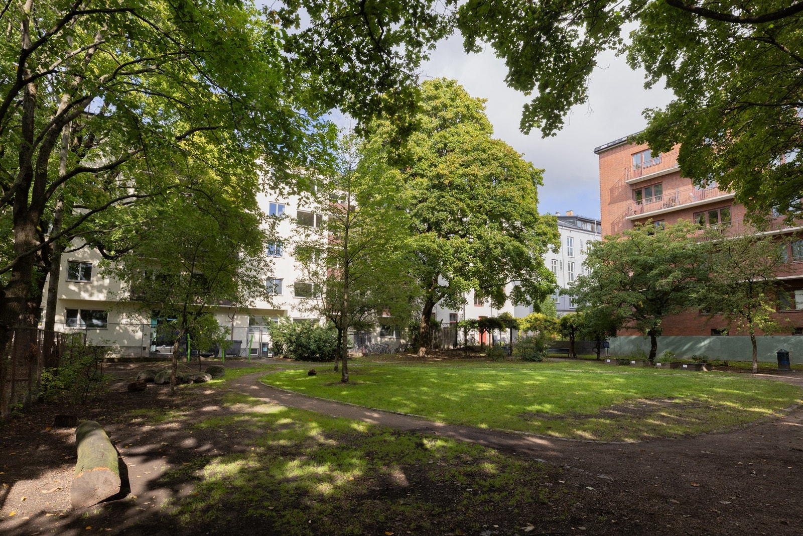 Utenfor sameiets bakgård er det et friområde med gruset internveier og grøntarealer. Galleribilde