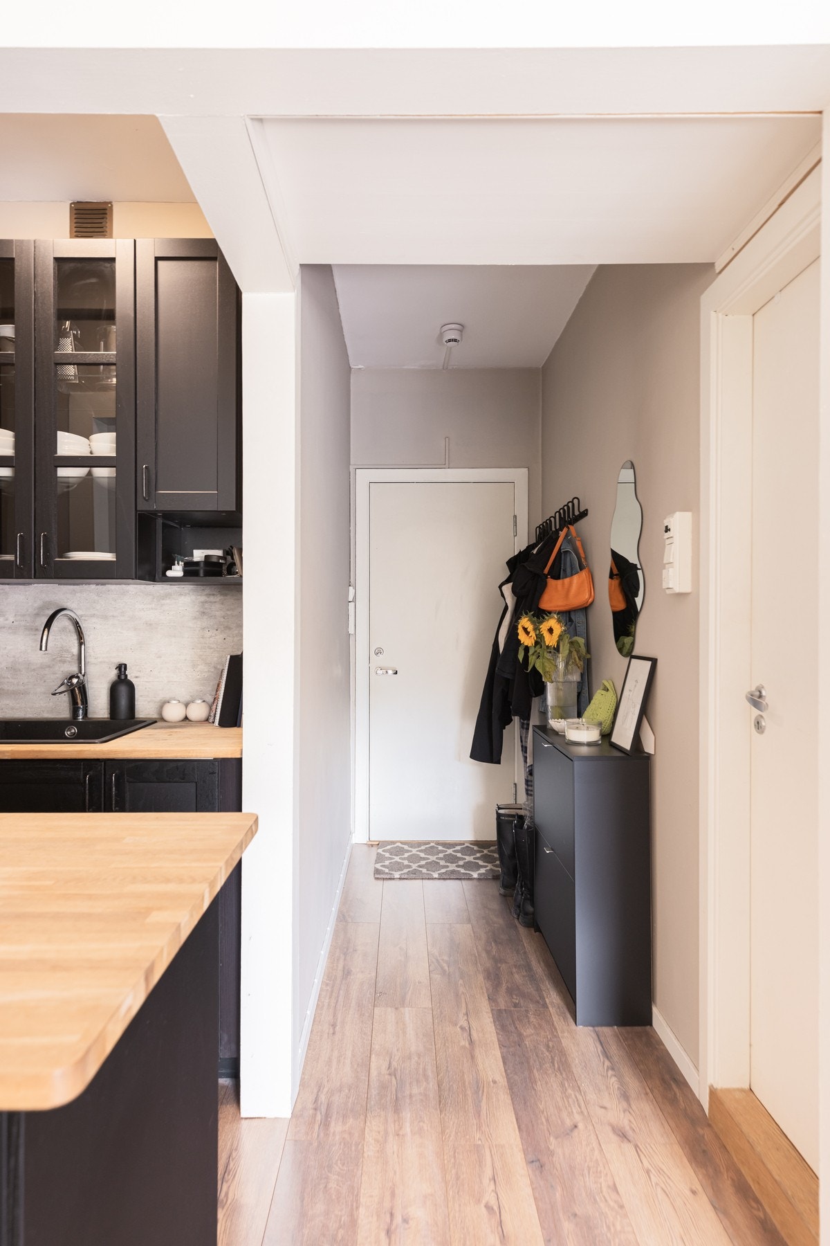 Mulighet veggoppheng og gulvstående oppbevaringsmøbler for yttertøy og sko. Galleribilde