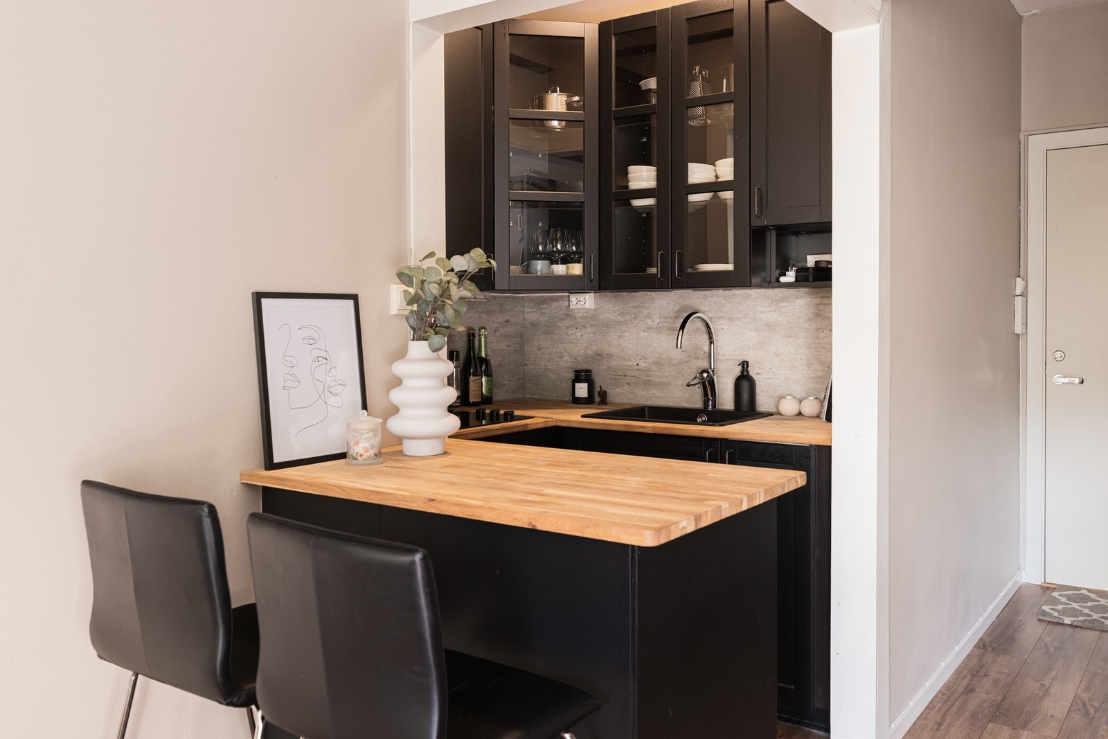 Velutnyttet kjøkkenløsning med øy som gir rom for to spiseplasser. Galleribilde