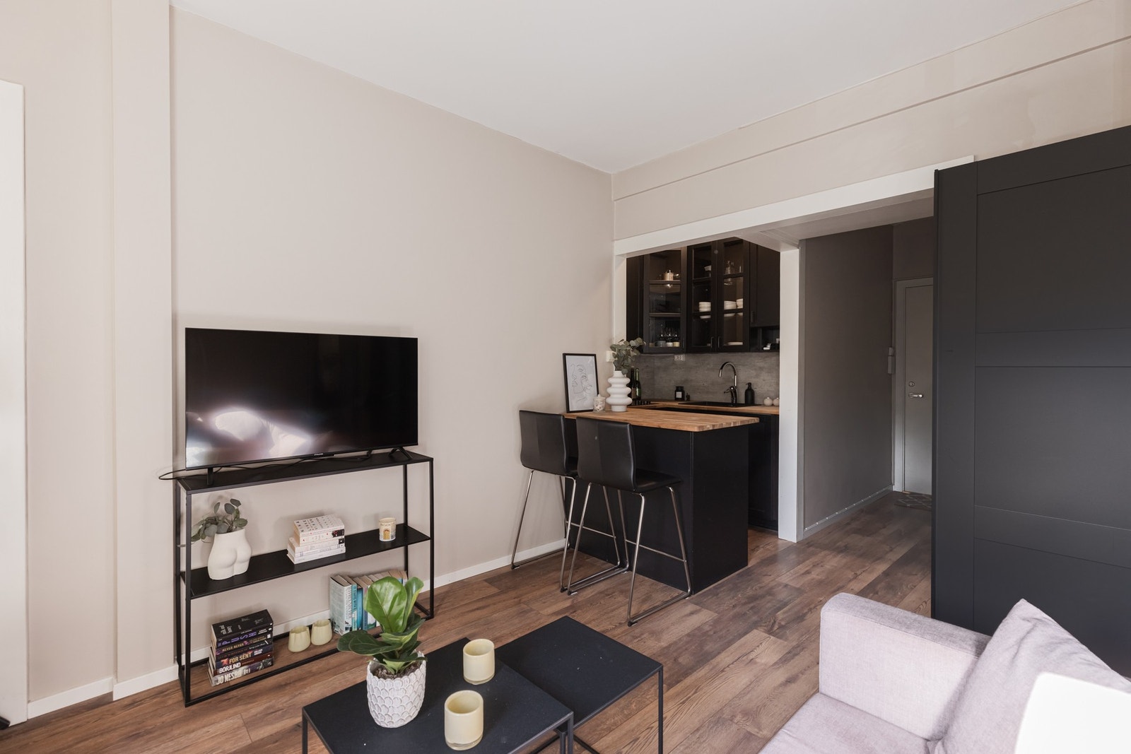 Innbydende og moderne standard med kjøkken og gulv fra 2021. Galleribilde