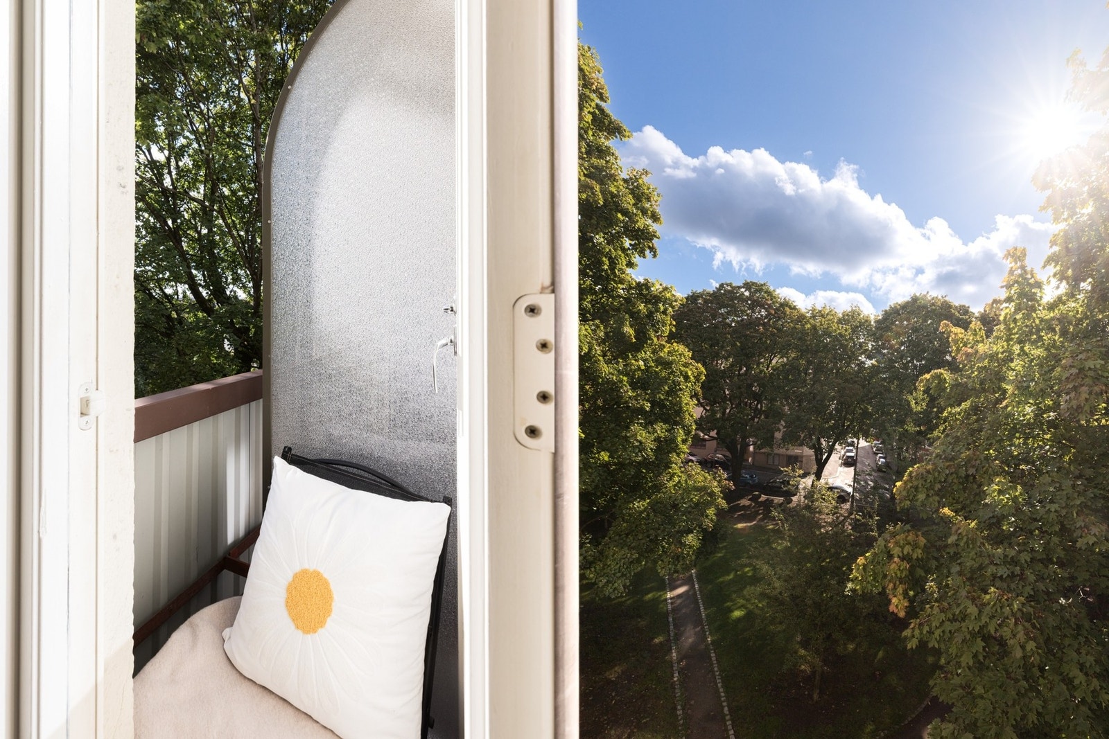 Fra stuen er det utgang til en liten balkong med skillevegg mot nabo. Galleribilde